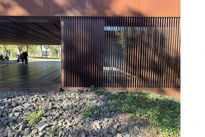 Museu Soulages, brises verticais na fachada do hall, França, 2014. RCR Arquitectes<br />Foto Mariana Magalhães Costa 