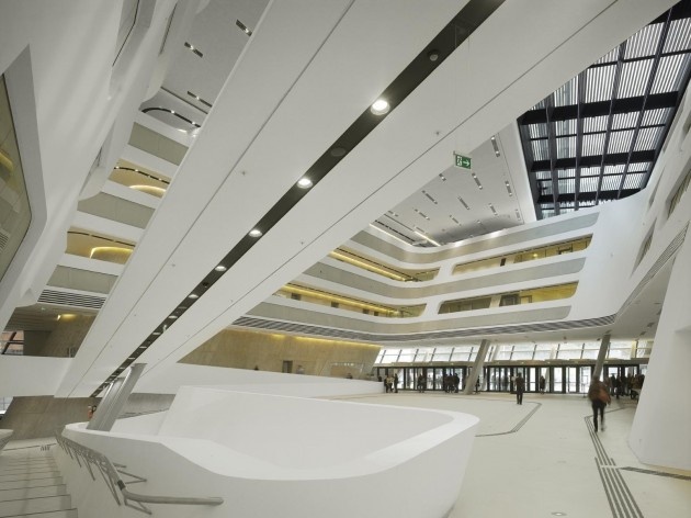 Library and Learning Centre, University of Economics & Business Vienna, main atrium. Zaha Hadid Architects<br />Foto Roland Halbe  [Foto divulgação]
