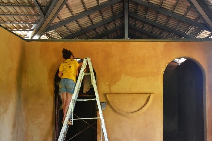 Construção de casa de adobe, Projeto Mindfulness, Tailândia, agosto, 2016<br />Foto Jessica Bittencourt 
