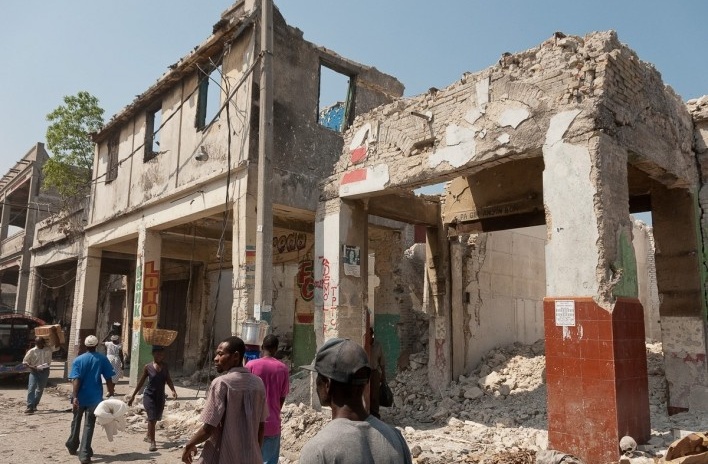 Porto Príncipe, Haiti, 2010. A população tenta retomar a vida com os escombros compondo a paisagem da cidade<br />Foto Alyson Montrezol 