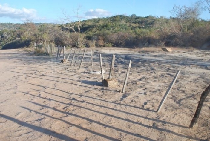 Aspecto de lajedo no itinerário para o município<br />Foto Fabio Lima 