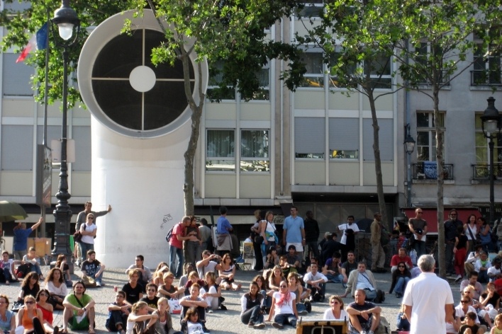 Praça do Centre Pompidou (Beaubourg), Paris. Arquitetos Renzo Piano e Richard Rogers. O uso social do espaço público<br />Foto Roberto Segre 
