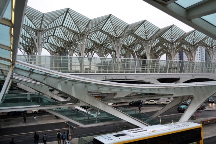 Chegando na Estação Oriente, as docas para ônibus com a grande cobertura ao fundo, Lisboa<br />Foto Juliano Carlos Cecílio Batista Oliveira 