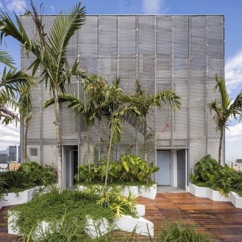 RB12, jardim do terraço. Triptyque<br />Foto Leonardo Finotti 