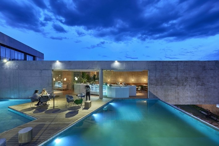 Bar/pool/gallery, pool and bar, night shot. BCMF arquitetos + MACh arquitetos<br />Foto Jomar Braganäa 