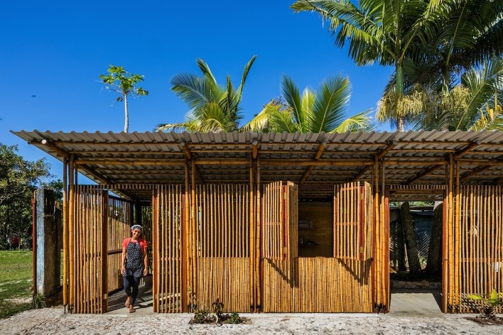 Centro comunitário Camburi, Ubatuba SP Brasil, 2018. CRU! Architects, Sven Mouton, Reintje Jacobs, Britt Christiaense e Jan Detavernier<br />Foto Nelson Kon 