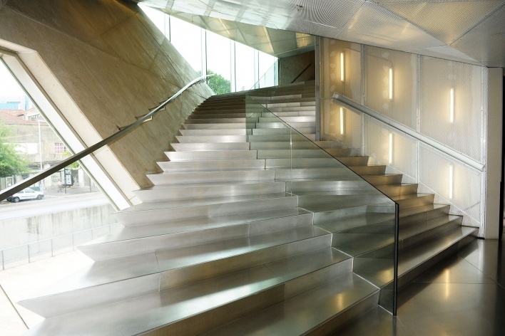 Casa da Música, circulação, Porto, 2005. Arquitetos Rem Koolhaas e Ellen van Loon / OMA<br />Foto Junancy Wanderley 