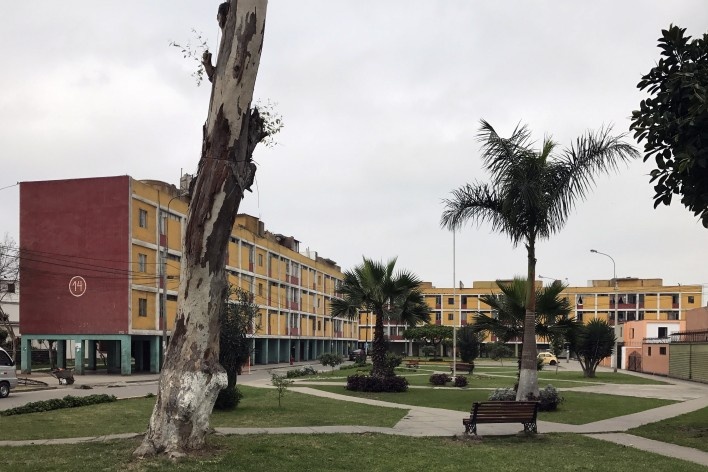 Unidad Vecinal Matute, 1a etapa, a cargo do arquiteto Santiago Agurto, 1950-1953, Lima distrito de La Victoria<br />Foto José Lira 