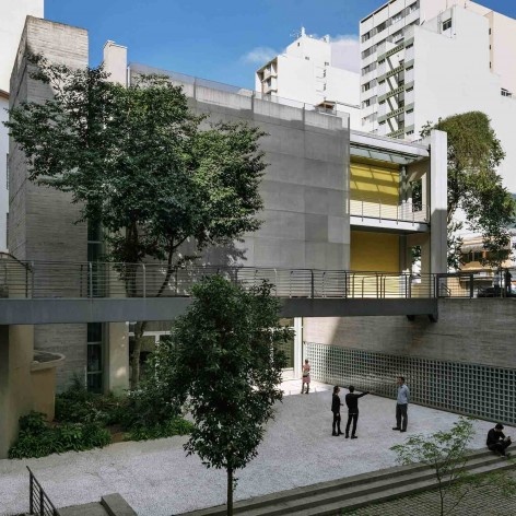 Centro Universitário Maria Antônia, espaço público inferior com edifício Joaquim Nabuco ao fundo, São Paulo SP. Arquitetos Cristiane Muniz, Fábio Valentim, Fernanda Barbara e Fernando Viégas / Una Arquitetos<br />Foto Nelson Kon 
