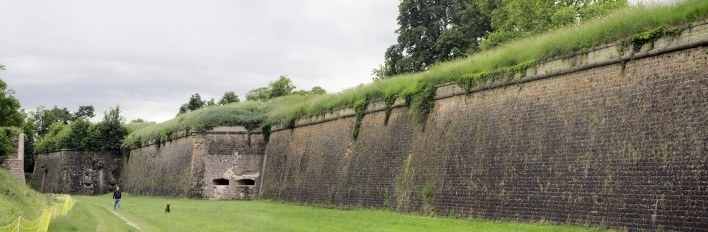 Neuf-Brisach, muralha voltada para o primeiro fosso<br />Foto Victor Hugo Mori 