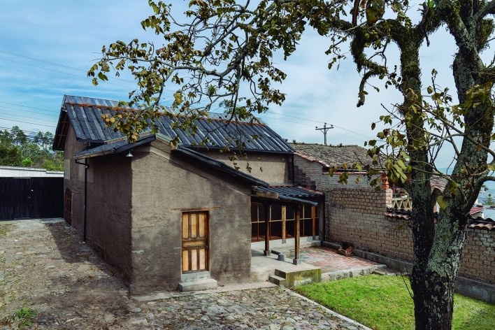 Casa de las Camas en el Aire, La Esperanza, Ibarra, Ecuador, 2017. Arquitectos David Barragán, Pascual Gangotena, Maríaluisa Borja y Esteban Benavides (autores) / Al Borde<br />Foto/photo Jag Studio 