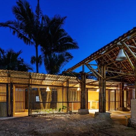 Community Center Camburi, Ubatuba SP Brasil, 2018. CRU! Architects, Sven Mouton, Reintje Jacobs, Britt Christiaense e Jan Detavernier<br />Foto Nelson Kon 