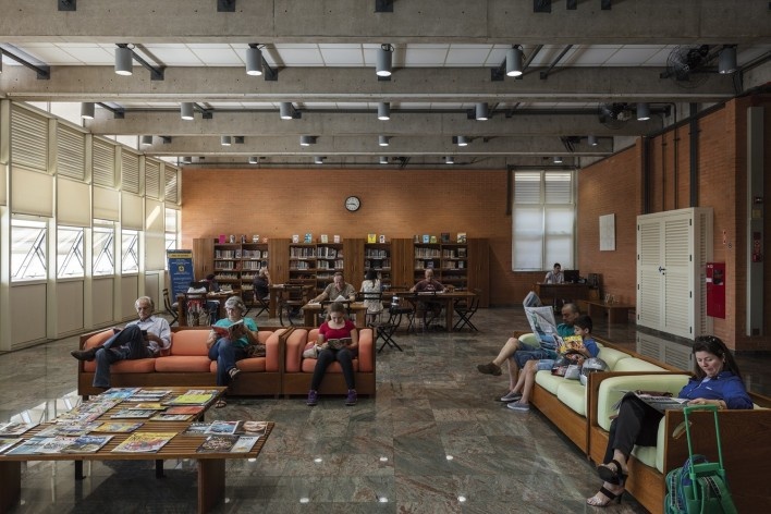 Sesc Araraquara, área de estar, 2000. Arquitetos Abrahão Sanovicz e Edson Jorge Elito<br />Foto Leonardo Finotti 