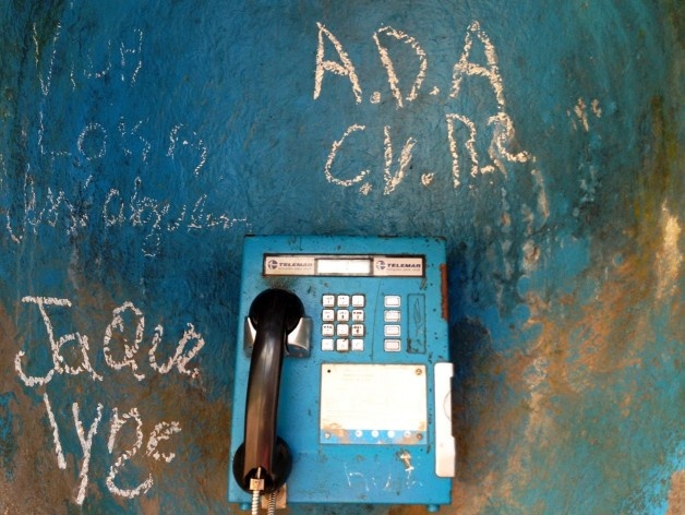 Cabine telefônica com inscrições<br />Foto Fabio Lima 
