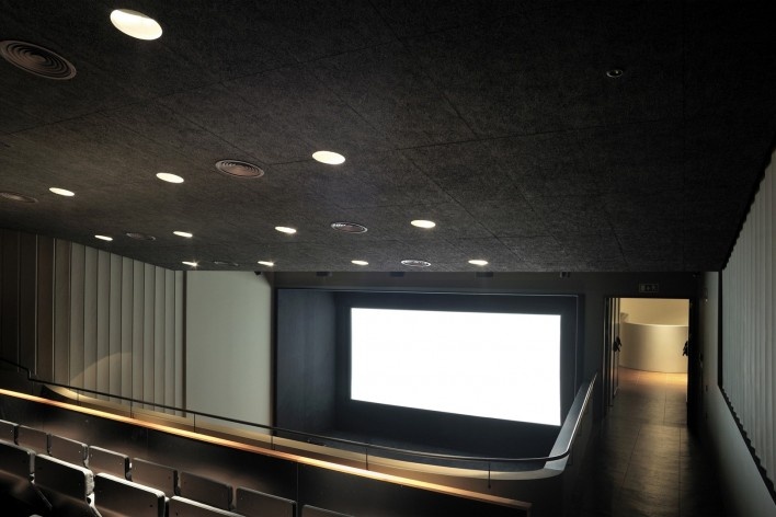 Integraram-se os vestígios mais valiosos que sobravam: a plateia e o balcão, a forma das paredes e a sua textura<br />Foto Laura Castro Caldas & Paulo Cintra 