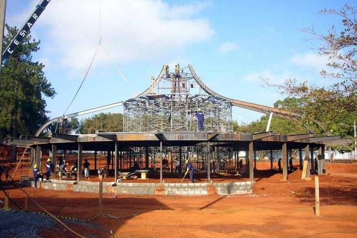 Fundação Darcy Ribeiro. Montagem do terceiro conjunto composto por duas vigas de cobertura. Instituto Brasileiro de Tecnologia do Habitat, Arquiteto João Filgueiras Lima, Lelé. Brasília DF, Brasil, 2010