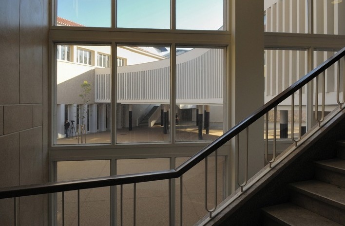Vista para o pátio, a partir da escadaria principal da escola, restaurada<br />Foto Laura Castro Caldas & Paulo Cintra 