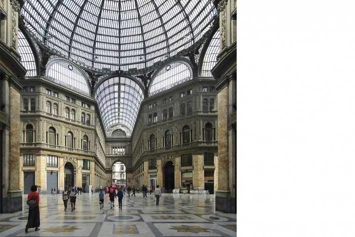 Alexandrina Mori na Galeria Umberto I, Nápoles, Itália, 2014<br />Foto Victor Hugo Mori 