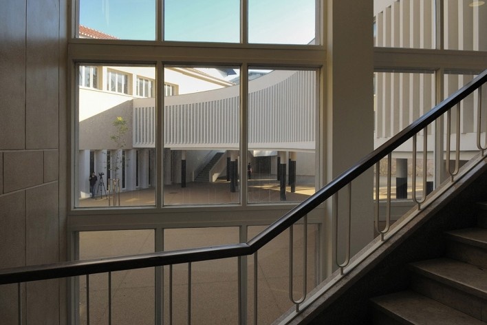 Escola Marquesa de Alorna, vista para o pátio, a partir da escadaria principal da escola, restaurada, Lisboa, 2008-2012<br />Foto Laura Castro Caldas & Paulo Cintra 