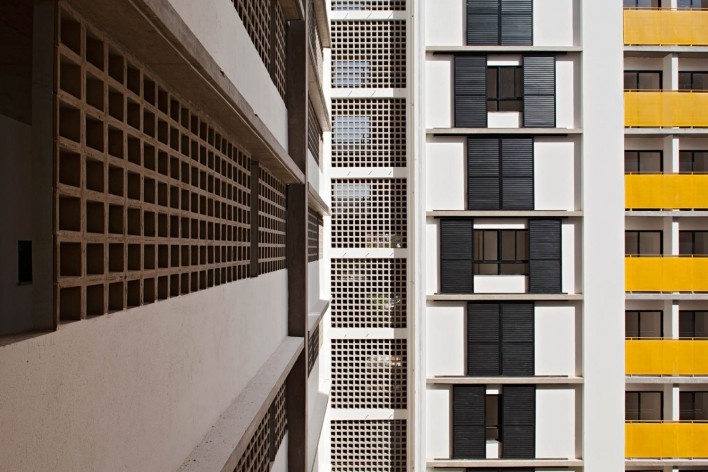 Residencial Corruíras, cobogós das circulações e aberturas dos apartamentos. Marcos Boldarini, Lucas Nobre e Renato Bomfim<br />Foto Daniel Ducci 
