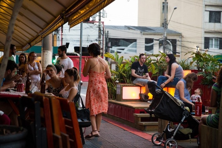 Parklet de engradados na Mateus Grou. Zoom, Instituto Mobilidade Verde e Contain It<br />Foto Sissy Eiko 