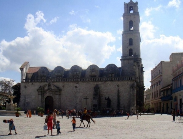 Largo da igreja, Havana, Cuba<br />Foto Michel Gorski e Valdir Zwetsch 