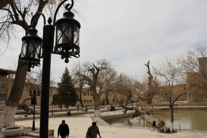 Vista geral da Praça Lyabi-Hauz, em Bukhara, em direção ao oeste<br />Foto José Júlio Rodrigues Vieira 