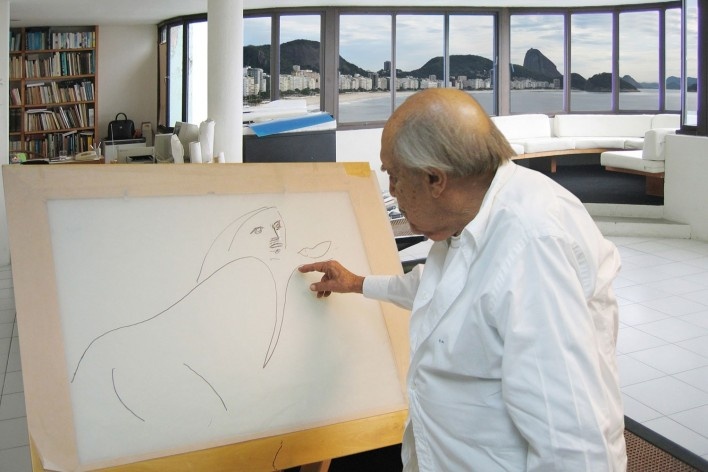 Oscar Niemeyer em seu escritório em Copacabana<br />foto Victor Hugo Mori 