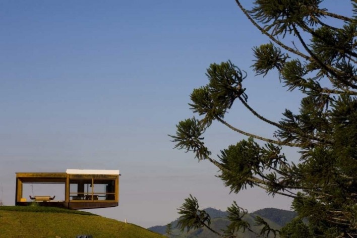 Projeto Casa Grelha, vista externa do pavilhão.Forte, Gimenes & Marcondes Ferraz Arquitetos, 2º. prêmio categoria profissional/ obras concluídas, Serra da Mantiqueira, SP, 2005-2007.