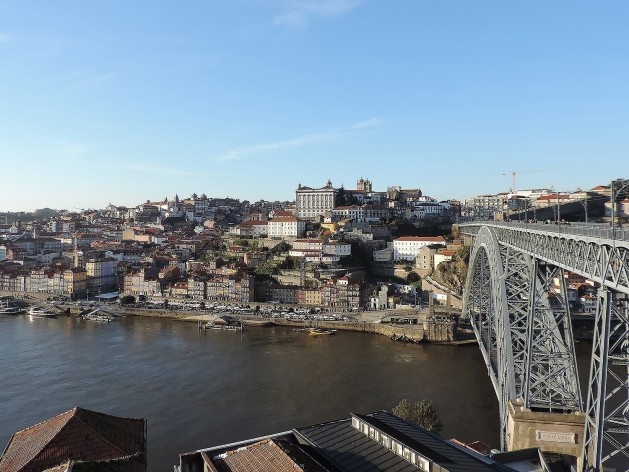 Porto, vista do centro histórico, a partir de Vila Nova de Gaia, com Ponte Luis I sobre o rio Douro<br />Foto Andréa da Rosa Sampaio, 2016 