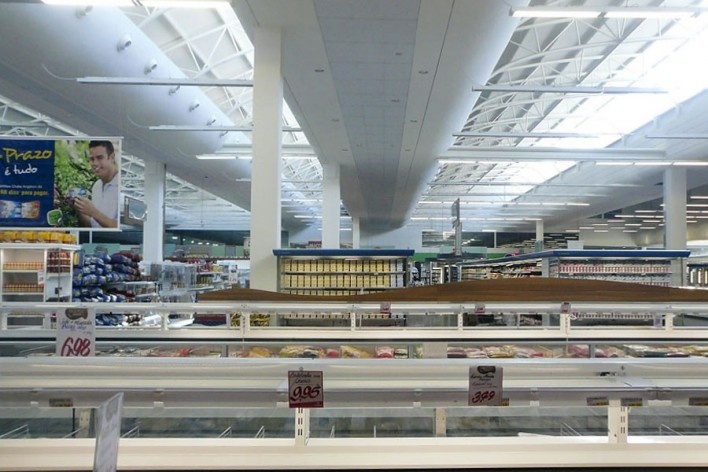 Supermercado Angeloni, Criciúma, 1976-1978 (original) e 2009-2011 (reforma e ampliação). Douglas Piccolo Arquitetura<br />Foto Cinara Piccolo 
