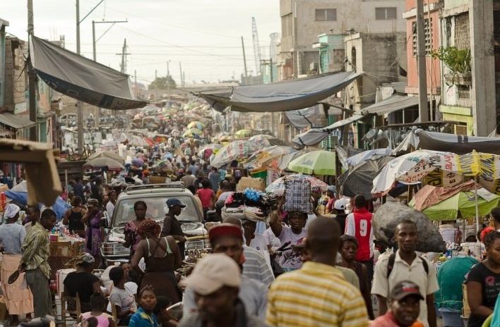 Porto Príncipe, Haiti, 2012. A capital haitiana com intensa atividade comercial informal, dois anos após o terremoto<br />Foto Alyson Montrezol 