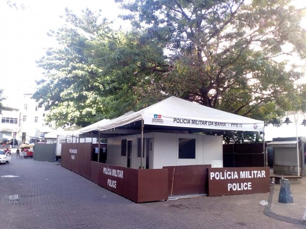 Os postos da polícia no Largo Dois de Julho limitando o acesso de pedestres<br />Foto Volha Yermalayeva Franco 