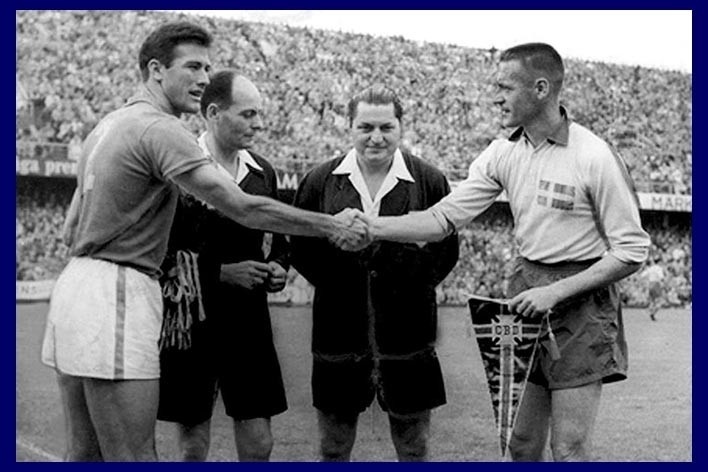 Zagallo, caído, depois de marcar o quarto gol do Brasil, com Pelé e Vavá comemorando/ Time brasileiro dá a volta olímpica<br />Encarte da CBF  [Acervo Naydina Aranha de Freitas]