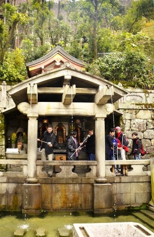 Templo Kiyomizudera, ritual para lavar e se purificar, Kyoto<br />Foto Roberto Abramovich 