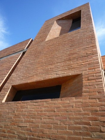 Cootrapar – cooperativa de trabajadores de aceros del paraguay. Detalle sesgos en muro. Arq. Luis Alberto Elgue y Arq. Cynthia Solis Patri. Villa Hayes, Paraguay. 2007 – 2008.