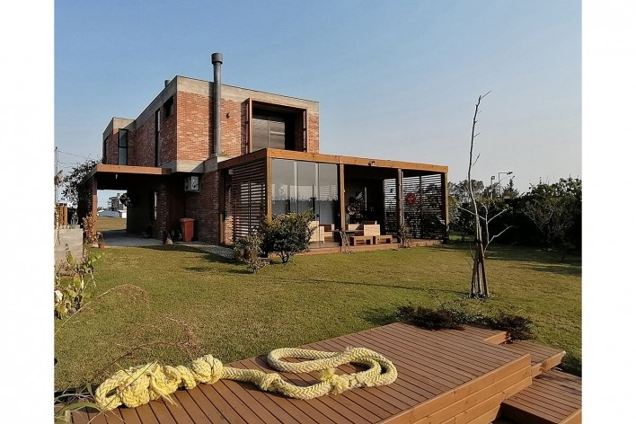 Casa Los Muros, Xangri-lá RS Brasil, 2015. Arquitetos Cristiano Kunze e Nathalia Cantergiani / Cantergiani + Kunze Arquitetos<br />Foto divulgação  [Cantergiani + Kunze Arquitetos]
