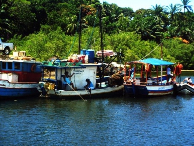 Pescadores na travessia de Balsa Itacaré-Maraú<br />Foto Ricardo Eid Philipp 