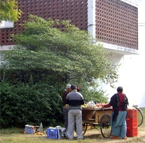 Moradia universitária de professores e funcionários e ambulante ao lado dela<br />Foto de Denise Teixeira e Luís Barbieri 