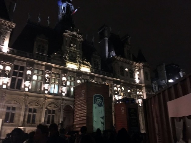 “Un monument dédié au siècle des révolutions” (Chto Delat), instalação na praça do Hôtel de Ville de Paris, percurso Centro<br />Foto Laís Bhering Martins 