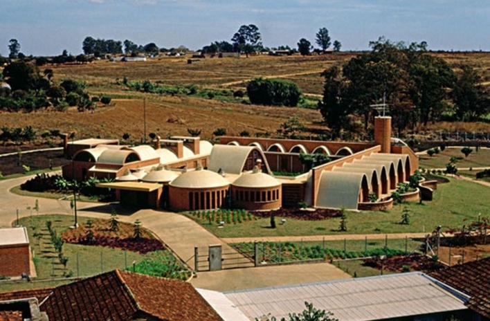 Residência dos Padres Claretianos, Batatais SP Brasil, 1984. Arquitetos Affonso Risi e José Mario Nogueira<br />Foto José Carlos Fioretto, 1985 