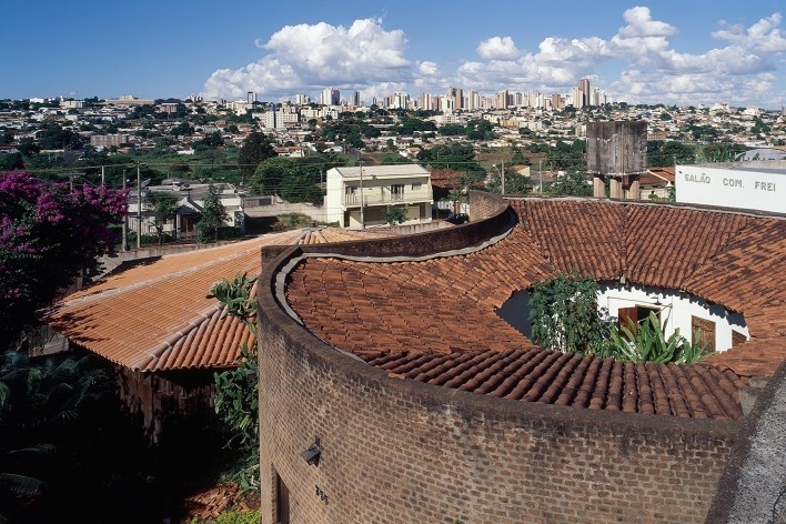Igreja Espírito Santo do Pinhal, Uberlândia, 1976-1982. Arquiteta Lina Bo Bardi, colaboração de Marcelo Ferraz e André Vainer<br />Foto Nelson Kon 