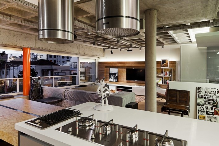 Cozinha com sala ao fundo<br />Foto André Cavalheiro 