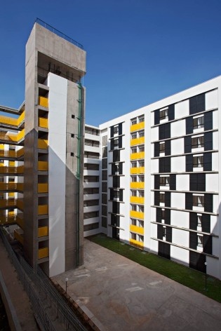 Residencial Corruíras, circulação vertical e pátio interno. Marcos Boldarini, Lucas Nobre e Renato Bomfim<br />Foto Daniel Ducci 