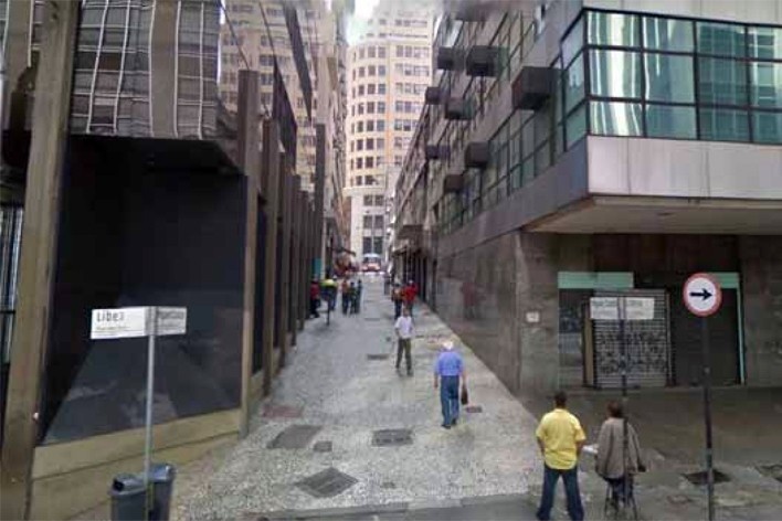 Rua Dr. Miguel Couto e Rua Libero Badaró, local da instalação artística Clara-Clara, de Laura Vinci<br />Foto divulgação 