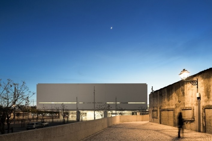 Museu Nacional dos Coches, pavilhão principal e o entorno, Lisboa. Arquiteto Paulo Mendes da Rocha, MMBB arquitetos e Bak Gordon arquitetos<br />Foto Fernando Guerra  [FG+SG Architectural Photography]
