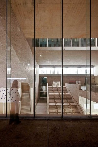 A nova Bocconi, Milão, Grafton Architects, projeto de 1999-2000, inauguração em 2008. Vista para o foyer do auditório semi-enterrado a partir da fachada da via Roetgen<br />Foto Lucas Corato 