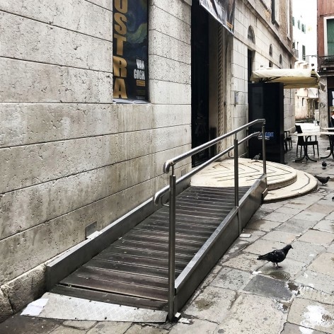Rampa de acesso com material contemporâneo, Veneza<br />Foto Larissa Scarano, 2018 