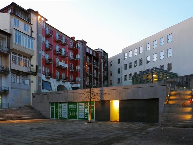 Porto, Passeio das Cardosas, pátio interno com vista para os fundos de hotel de luxo instalado em antigo palacete renovado<br />Foto Andréa da Rosa Sampaio, 2016 