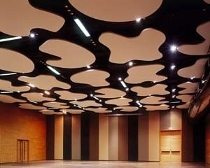 Espaço de eventos: o forro em forma de nuvens<br />Foto Nelson Kon 